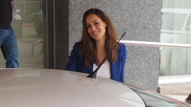 Eva González  visitando a Cayetano Rivera en el hospital zaragozano.