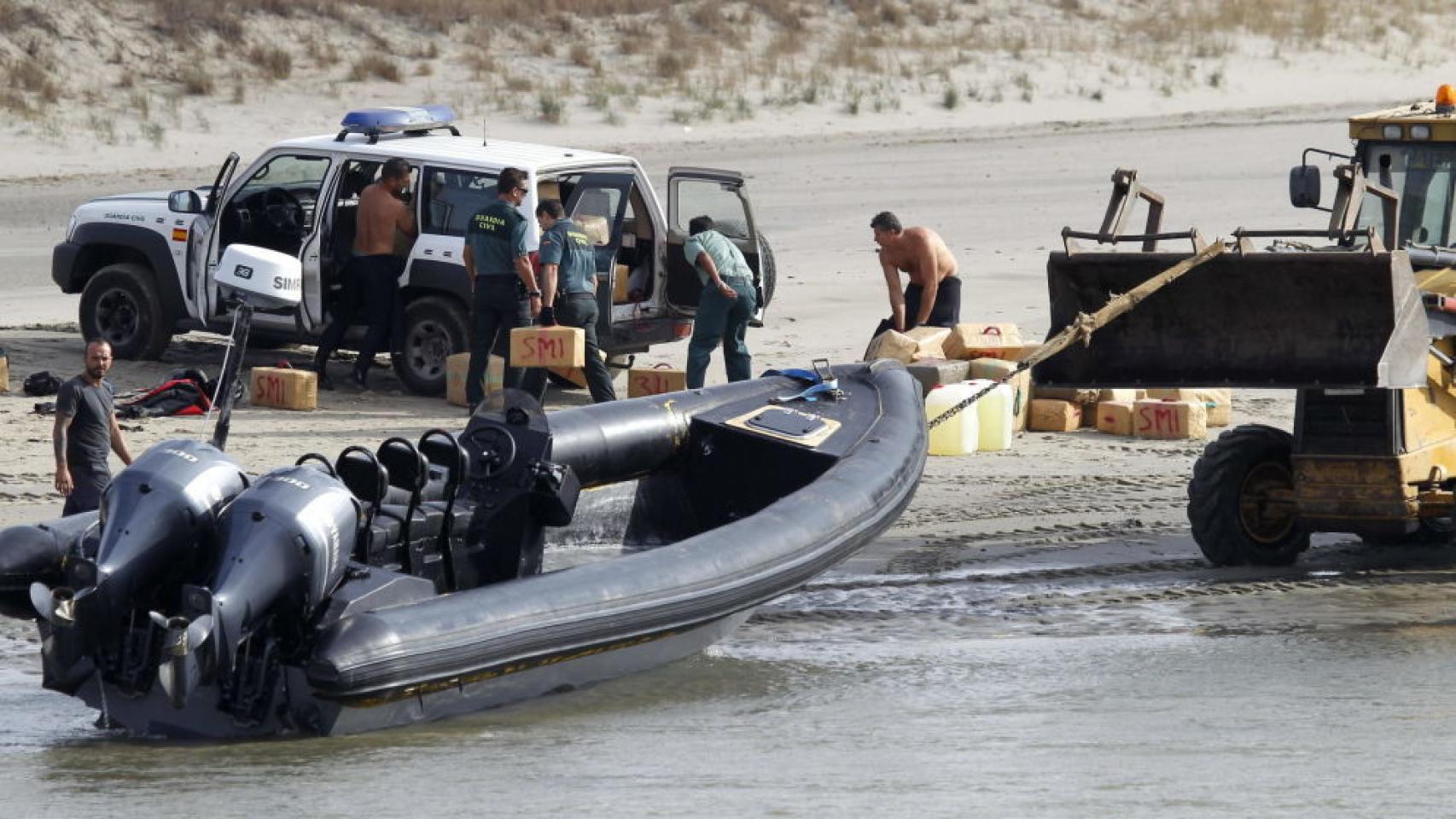 Agentes de la Guardia Cilvil trasladan fardos de hachís incautados en septiembre de 2016. Foto: EFE