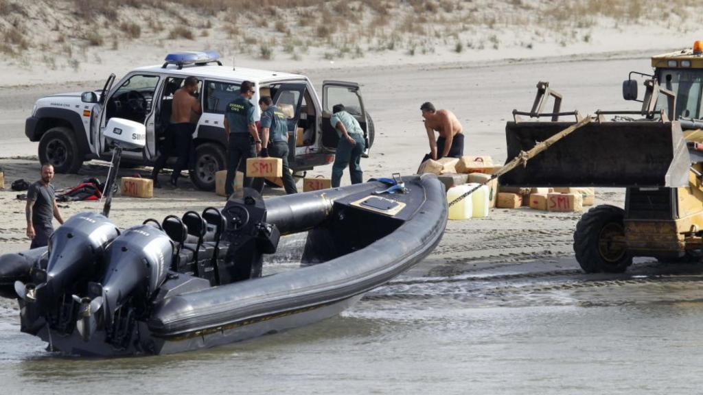 Agentes de la Guardia Cilvil trasladan fardos de hachís incautados en septiembre de 2016. Foto: EFE