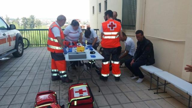 Miembros de la Cruz Roja atienden a los recién llegados.
