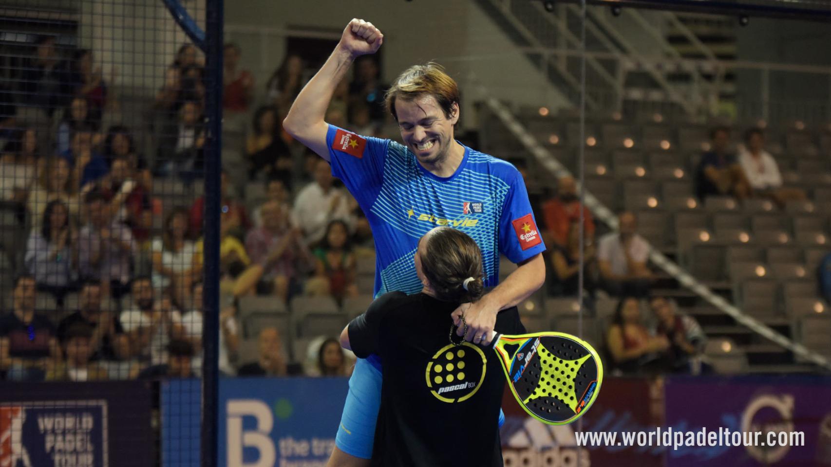 Fede Quiles y Marcello Jardim se abrazan tras su victoria.