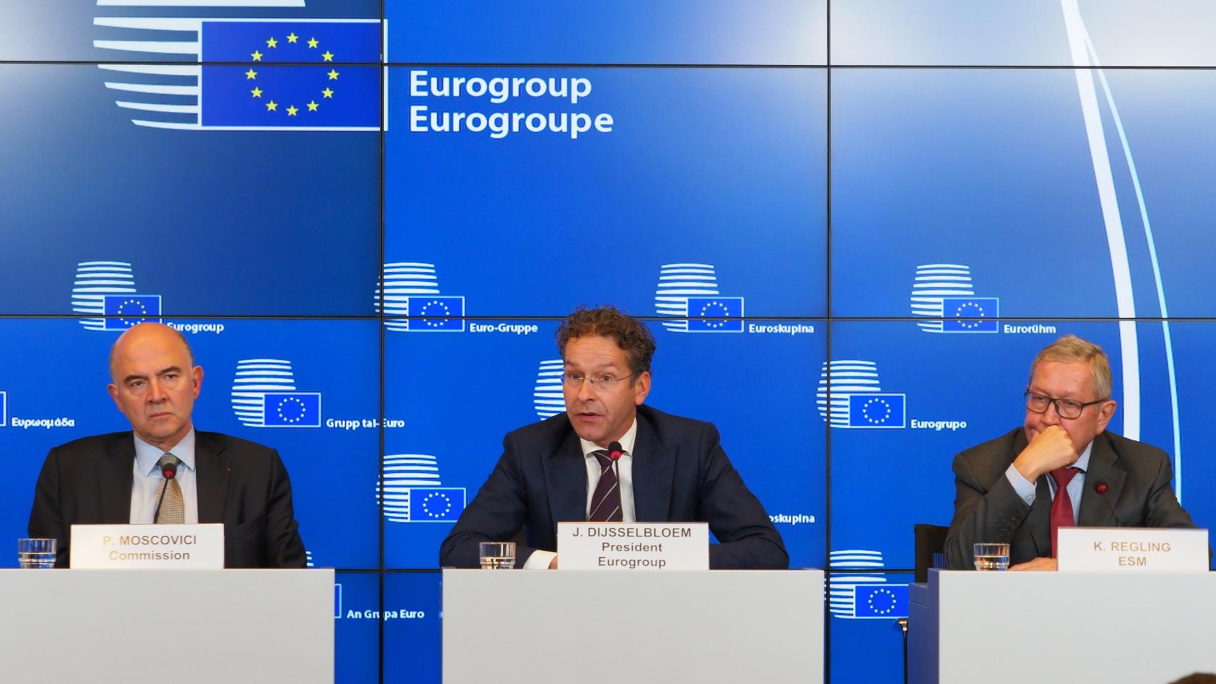 El comisario Moscovici, el jefe del Eurogrupo Dijsselbloem y el director del MEDE, Klaus Regling