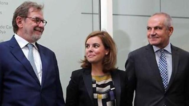 Juan Luis Cebrián, la vicepresidenta Soraya Sáenz de Santamaría y Antonio Caño.