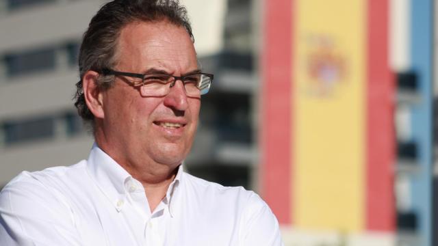 César Cort, director de Valenor, colgó una bandera del tamaño de dos campos de tenis.