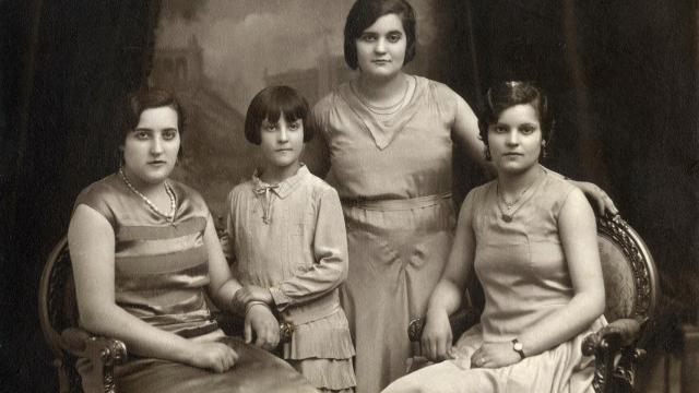 Las hermanas republicanas militantes. Pilar, la protagonista del libro, es la menor.