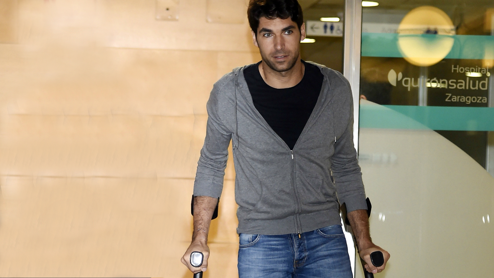 Cayetano Rivera saliendo del centro de salud de Zaragoza.