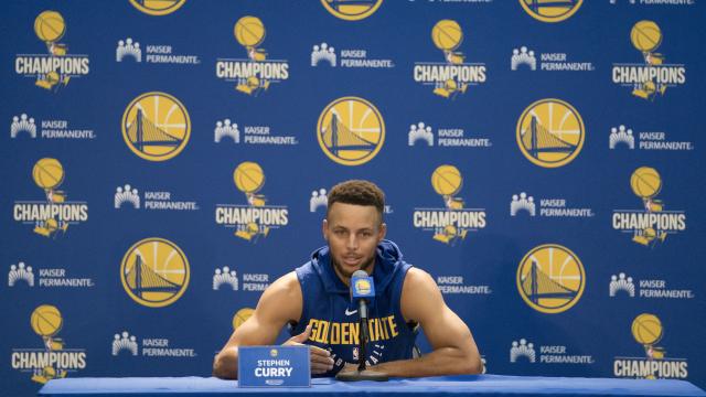 Stephen Curry atendiendo a la prensa en el Media Day de los Warriors.