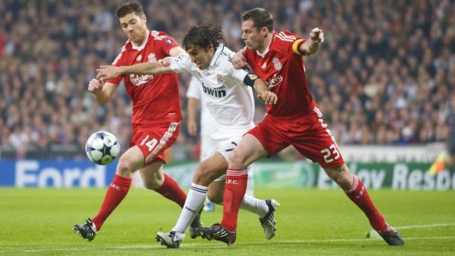 Xabi Alonso, Raúl y Carragher en la eliminatoria con el Liverpool de 2009.