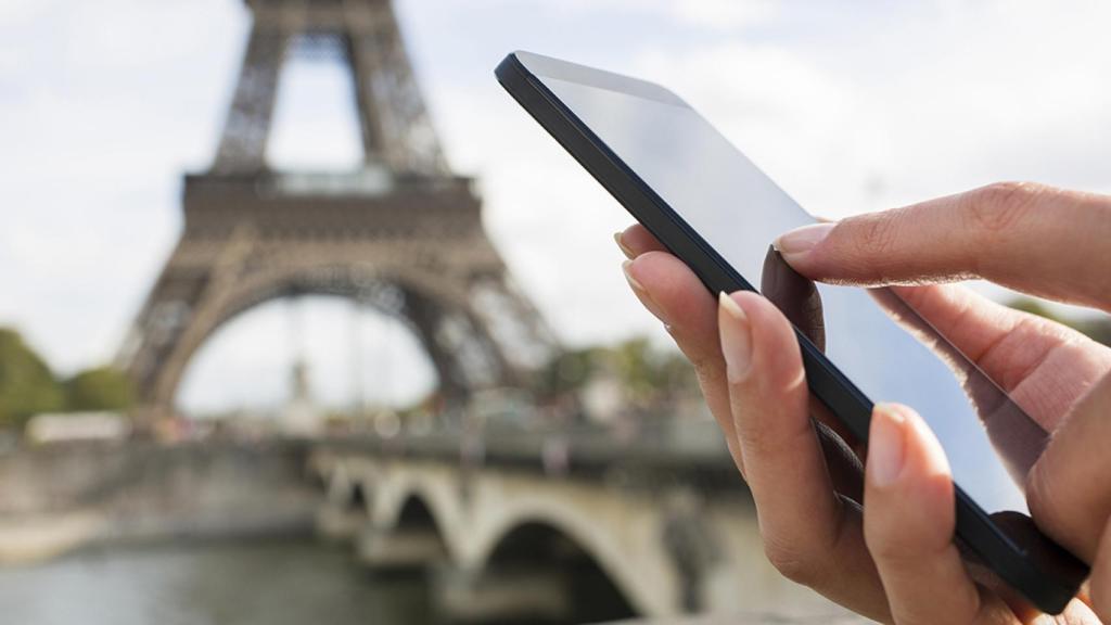 Smartphone junto a la Torre Eiffel.