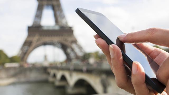 Smartphone junto a la Torre Eiffel.