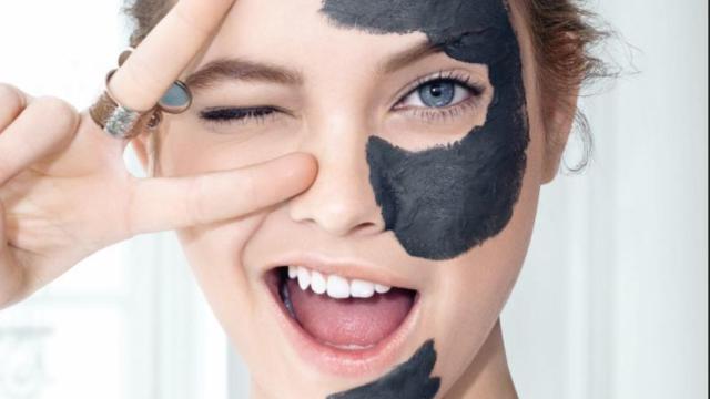 Lo último en las mascarillas es el carbón.