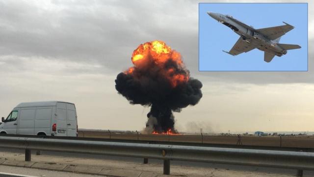 Imagen del avión F-18 accidentado en la base de Torrejón de Ardoz.
