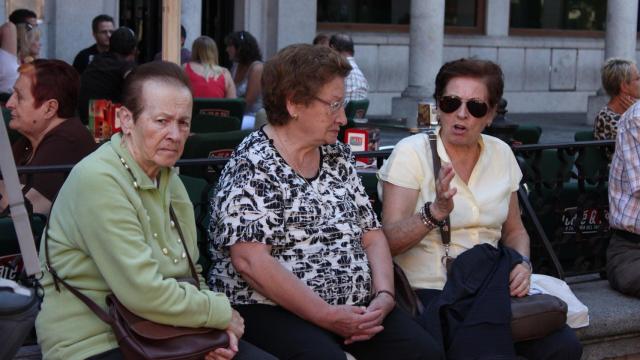 Grupo de personas mayores.