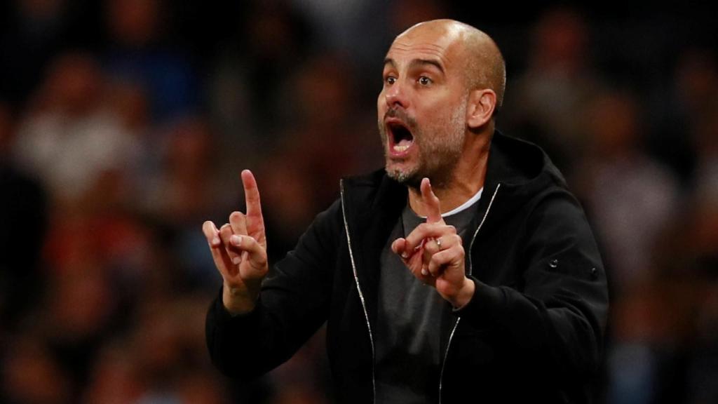 Pep Guardiola da instrucciones durante el partido contra el Nápoles.
