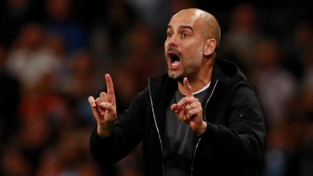 Pep Guardiola da instrucciones durante el partido contra el Nápoles.