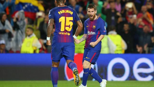 Messi celebra su gol ante el Olympiacos con Paulinho.