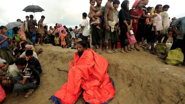 Un grupo de personas esperan el permiso para avanzar hasta el campo de refugiados de Palang Khali.