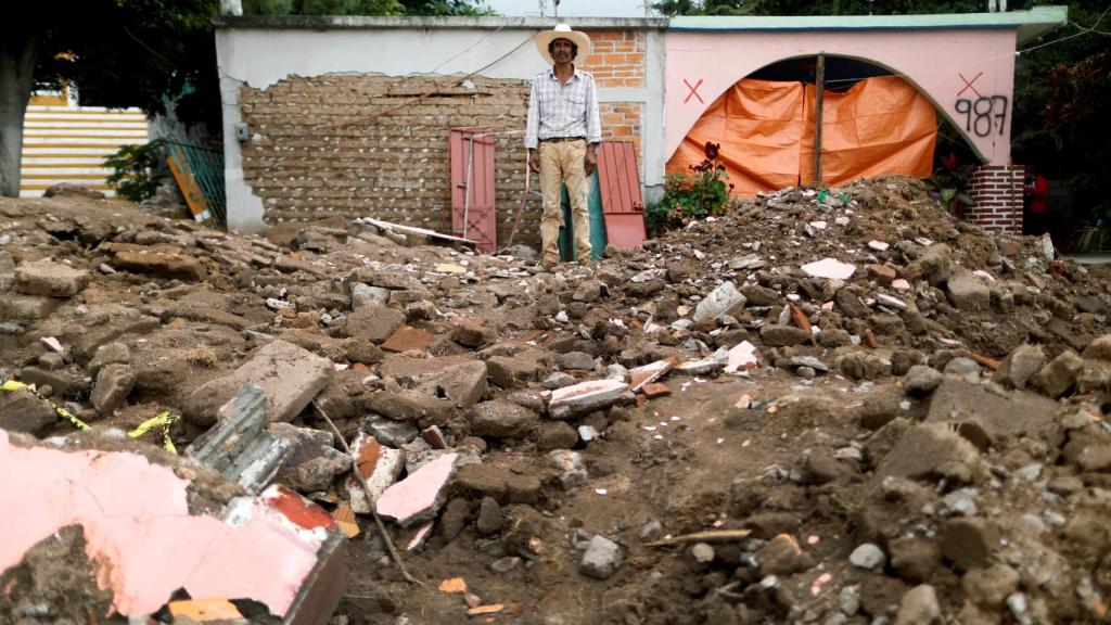 Una de las víctimas del terremoto de México junto a las ruinas de su hogar