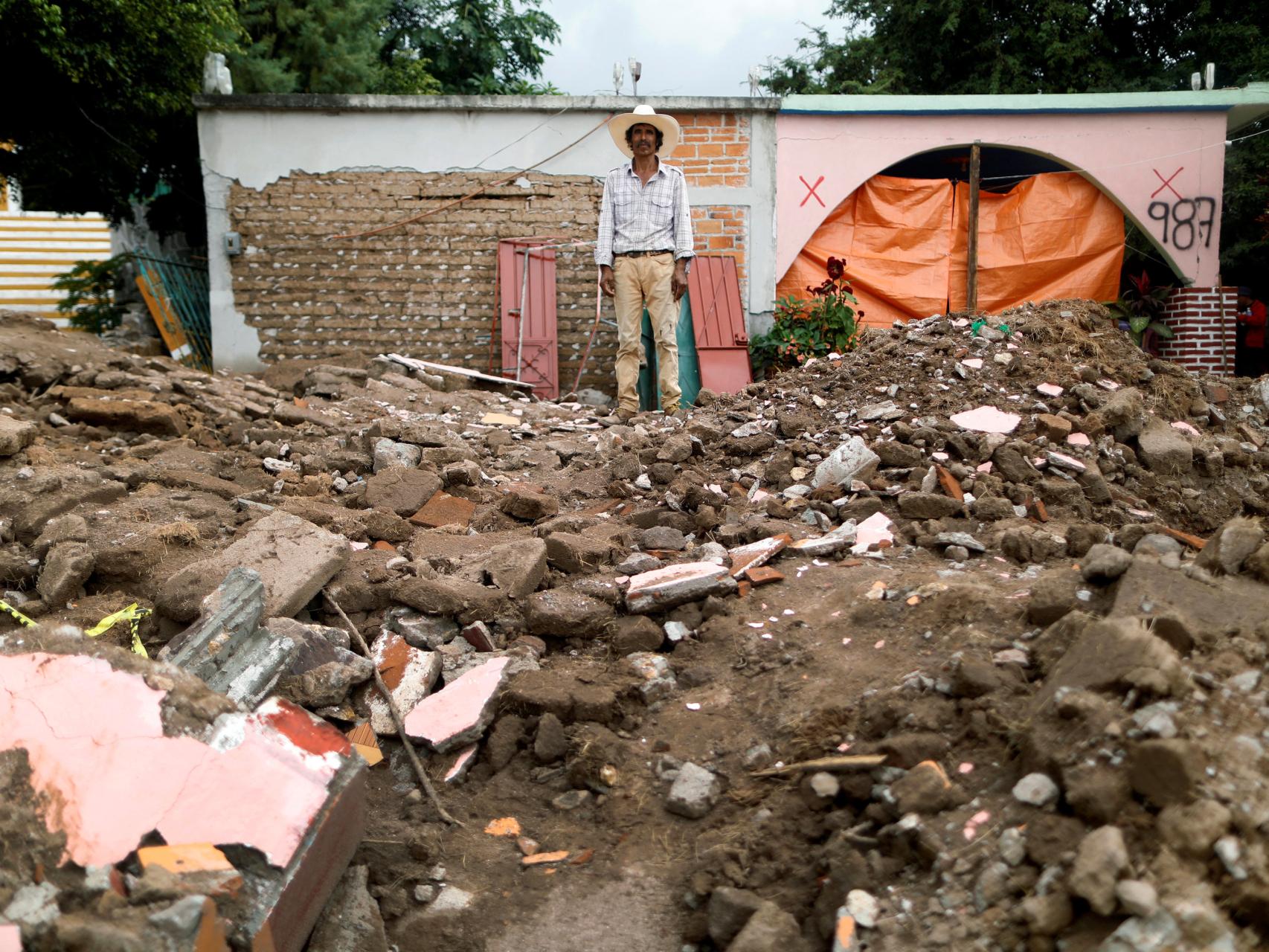 Una de las víctimas del terremoto de México junto a las ruinas de su hogar