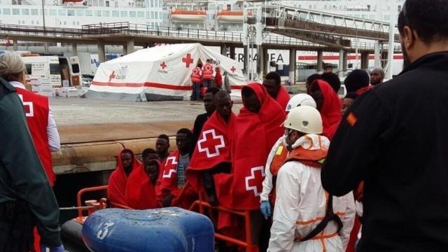 La patera llega al puerto de Málaga.