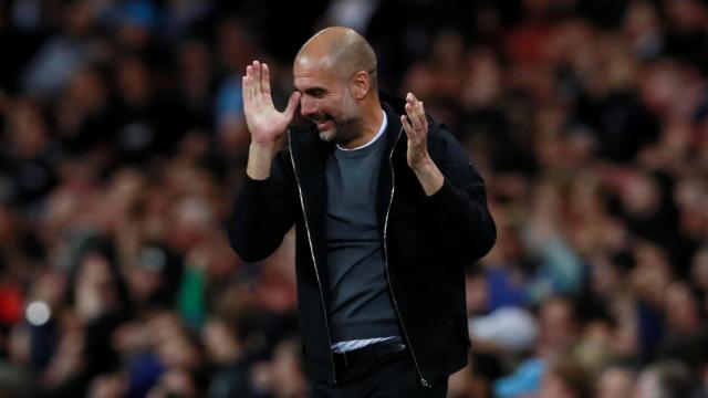 Guardiola aplaude a su equipo durante el partido.