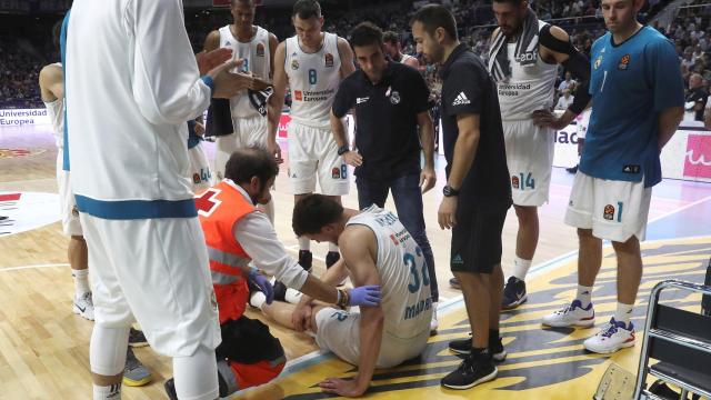 Ognjen Kuzmic rodeado por sus compañeros nada más lesionarse.