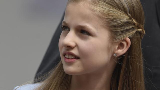 La princesa Leonor, durante la comunión de su hermana Sofía.