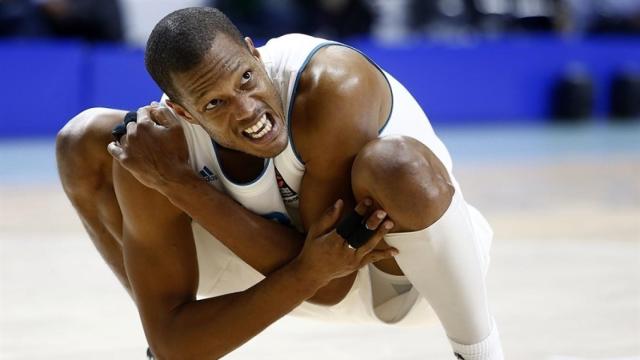 Anthony Randolph doliéndose del hombro durante el partido ante el CSKA.