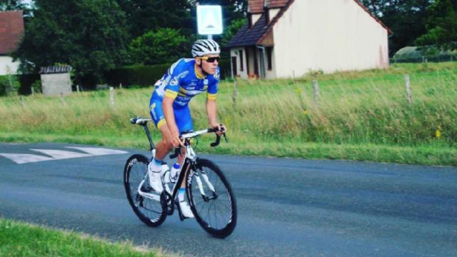 Mathieu Riebel sobre la bicicleta.