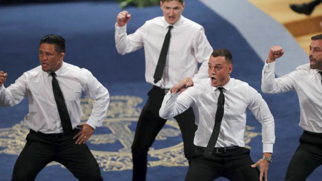 Israel Dagg (2d), Jordie Barrett (2i), Keven Mealamu (i), y Conrad Smith (d), jugadores de los All Blacks, haciendo la haka en Oviedo.