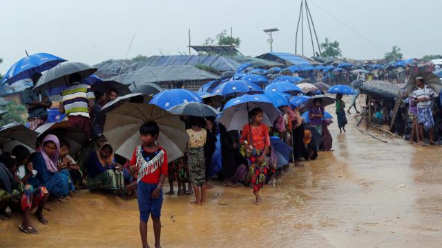 Un grupo de refugiados hace cola en el campamente de Cox’s Bazar para recibir alimentos.