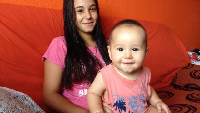 Kiara, vecina de Jinámar (Telde, Gran Canaria) sostiene a su hijo de seis meses, Ilian.