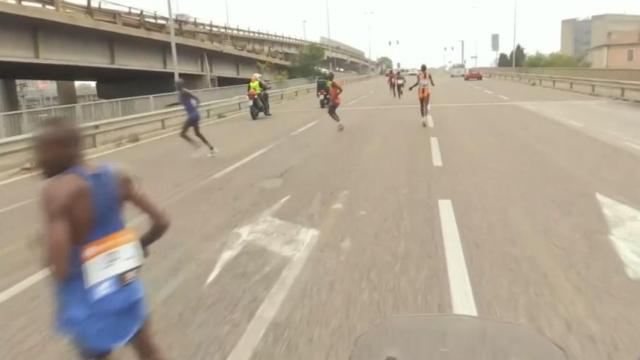 Los corredores se enteran de que se tienen que dar la vuelta.