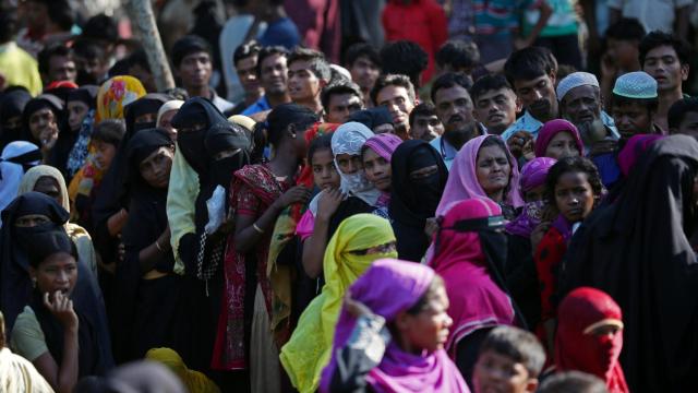 Refugiados rohinyás hacen cola para recibir ayuda humanitaria.