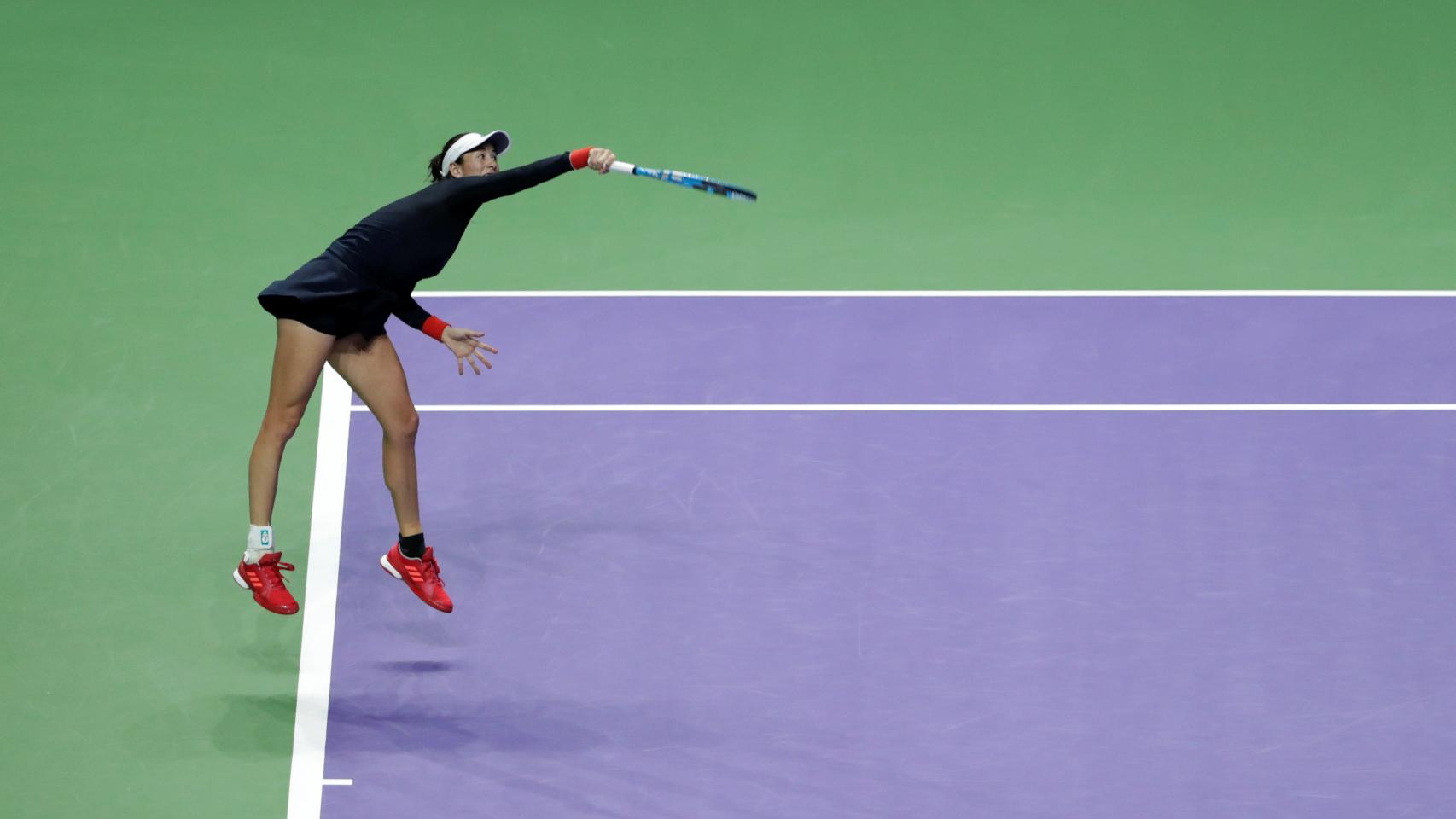 Muguruza, sacando ante Ostapenko en la Copa de Maestras.