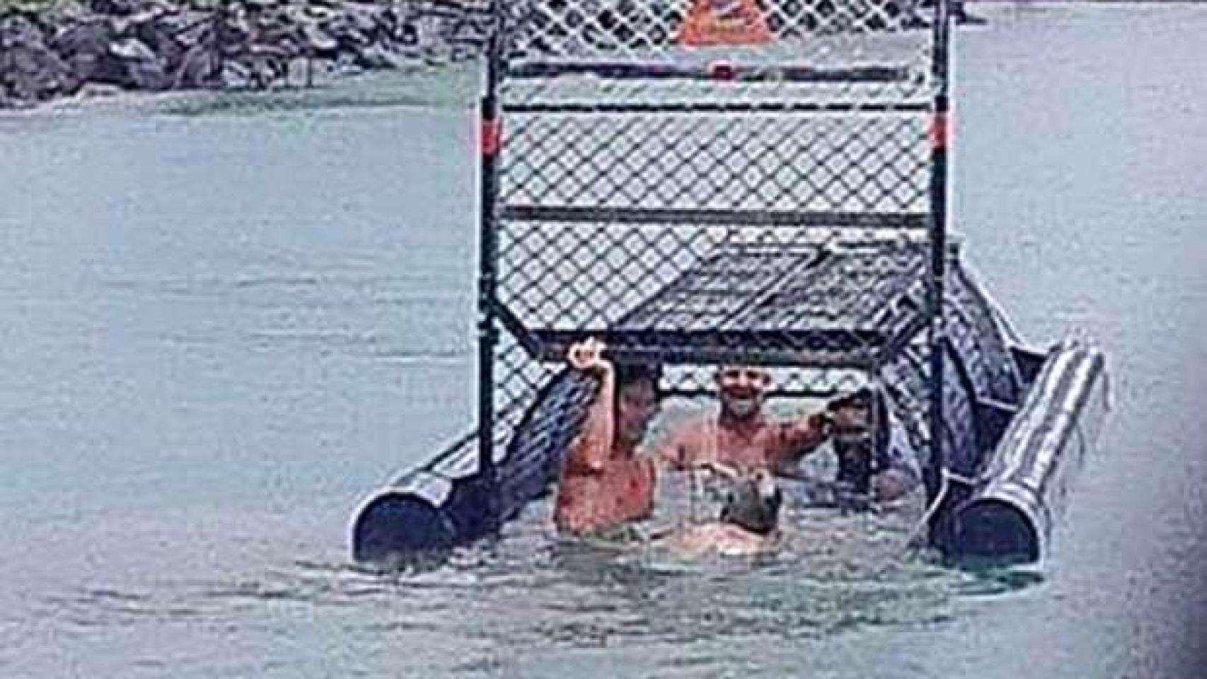 Grupo de hombres dentro de jaula