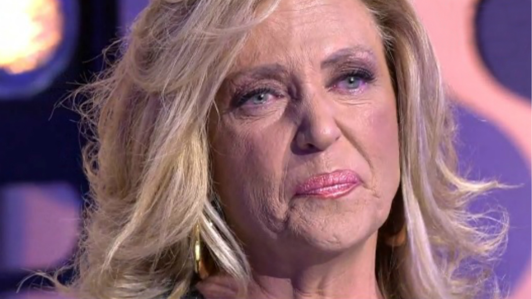 Lydia Lozano rompió a llorar cuando le comunicaron que se están planteando su permanencia en el programa.