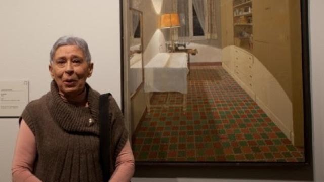 La pintora Isabel Quintanilla junto a una de sus obras, en el Museo Thyssen.