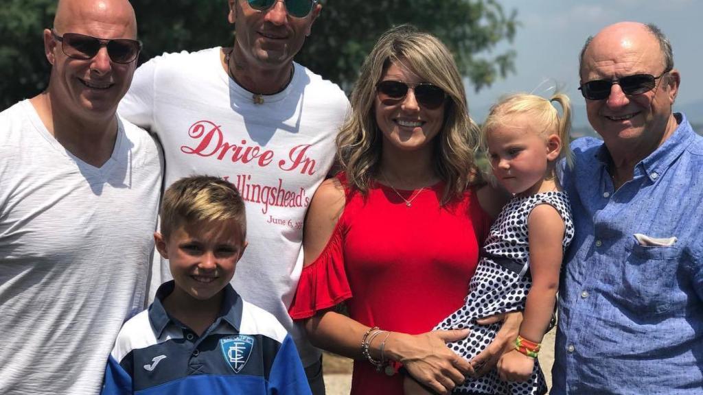 El joven futbolista Alessandro Cupini, con su familia.