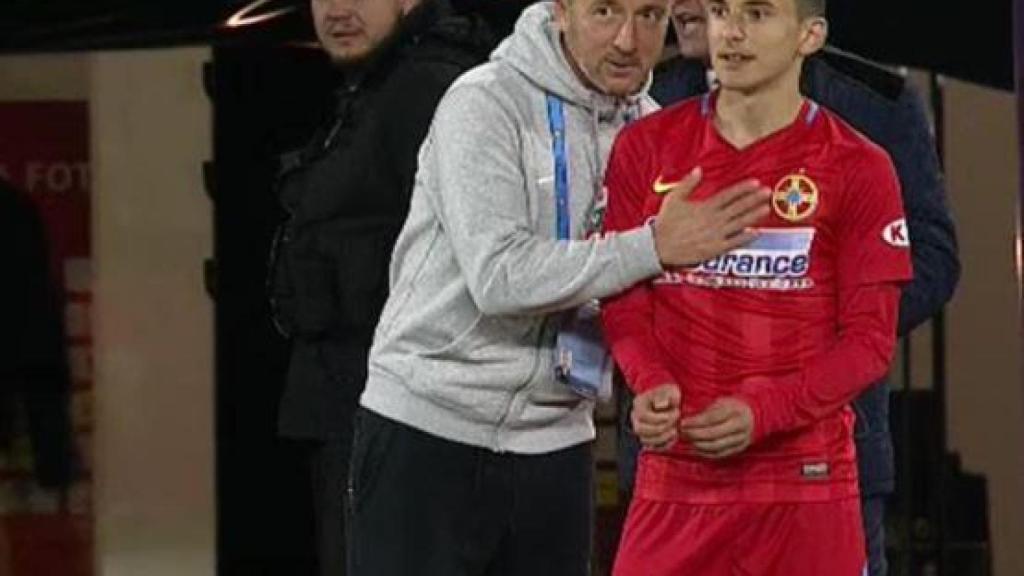 Ianis Stoica, en el momento que saltó al campo para debutar con el Steaua.