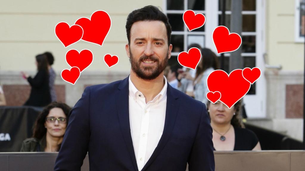 Pablo Puyol posando ante los fotógrafos.