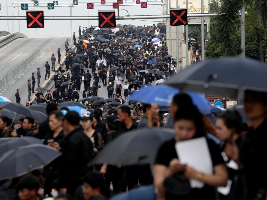 MIles de personas han acampado estos días para asistir al funeral del rey difunto.