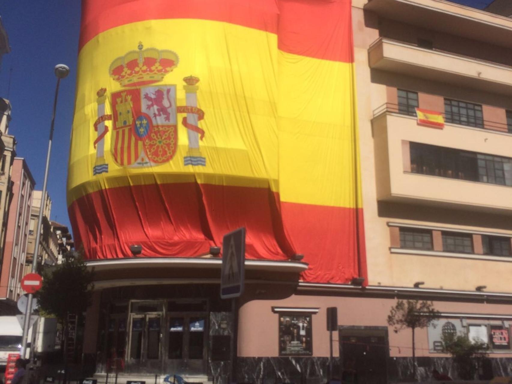 El Teatro Barceló forrado en una gran bandera de España. Cedida por Íñigo de Lorenzo.