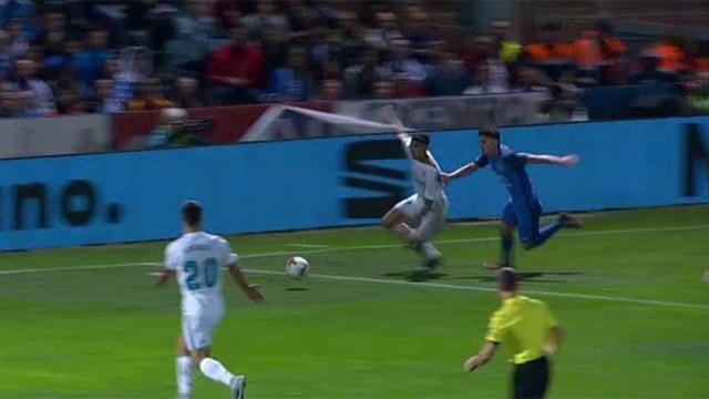 Penalti pitado sobre Achraf ante el Fuenlabrada