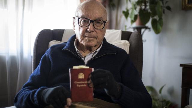 Manuel Clavero Arévalo, sosteniendo la Constitución Española en 2017.