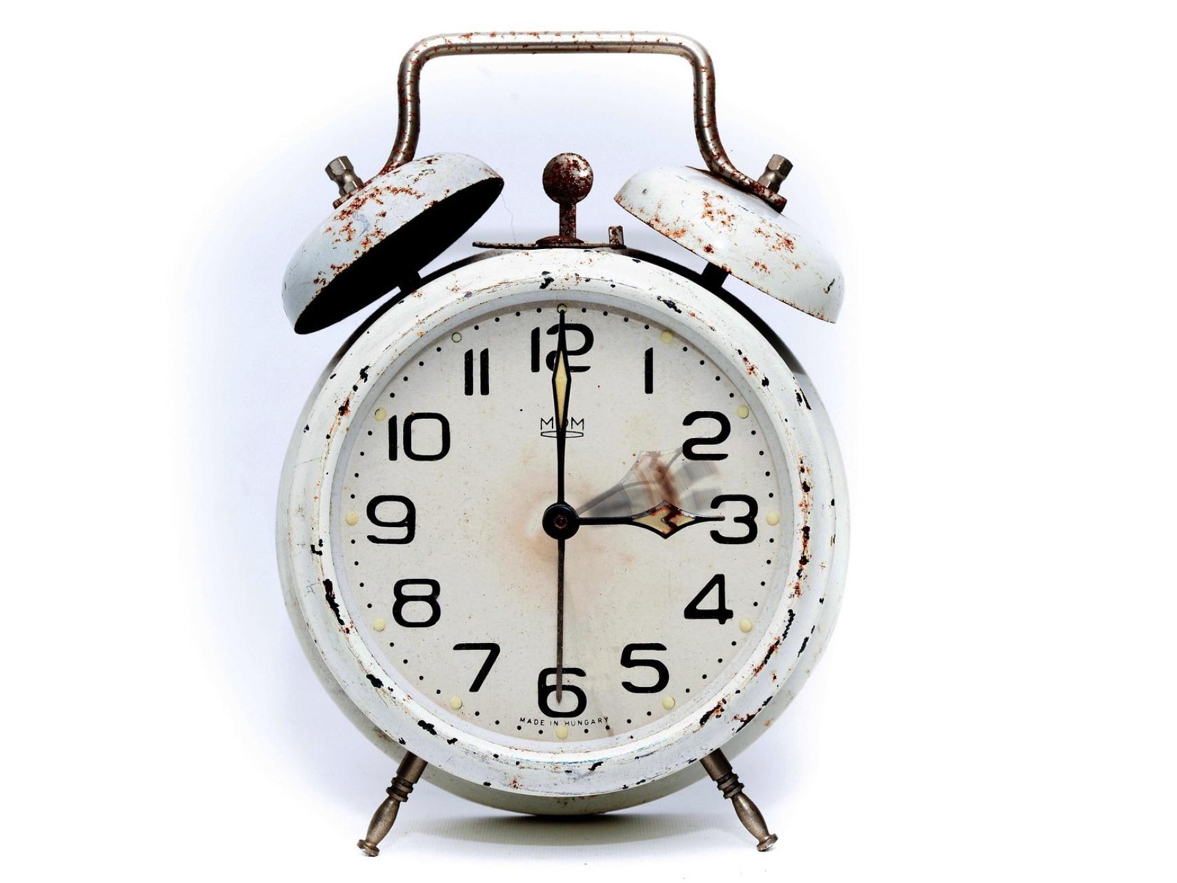 Un reloj en el proceso de cambio de las tres a las dos.