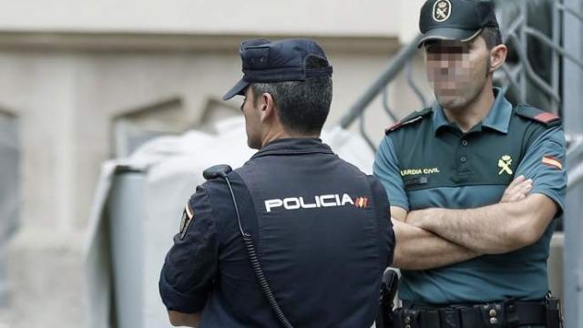 Un agente de la Guardia Civil y uno de la Policía Nacional.