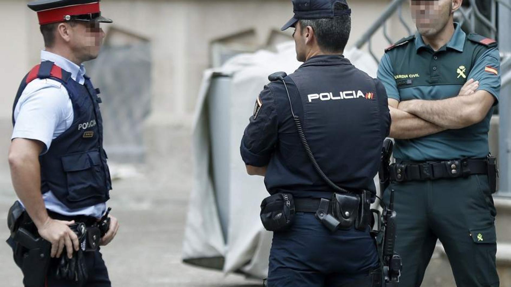 Un Mosso d' Esquadra, una Guardia Civil y un Policia Nacional, en Barcelona en una imagen de archivo.