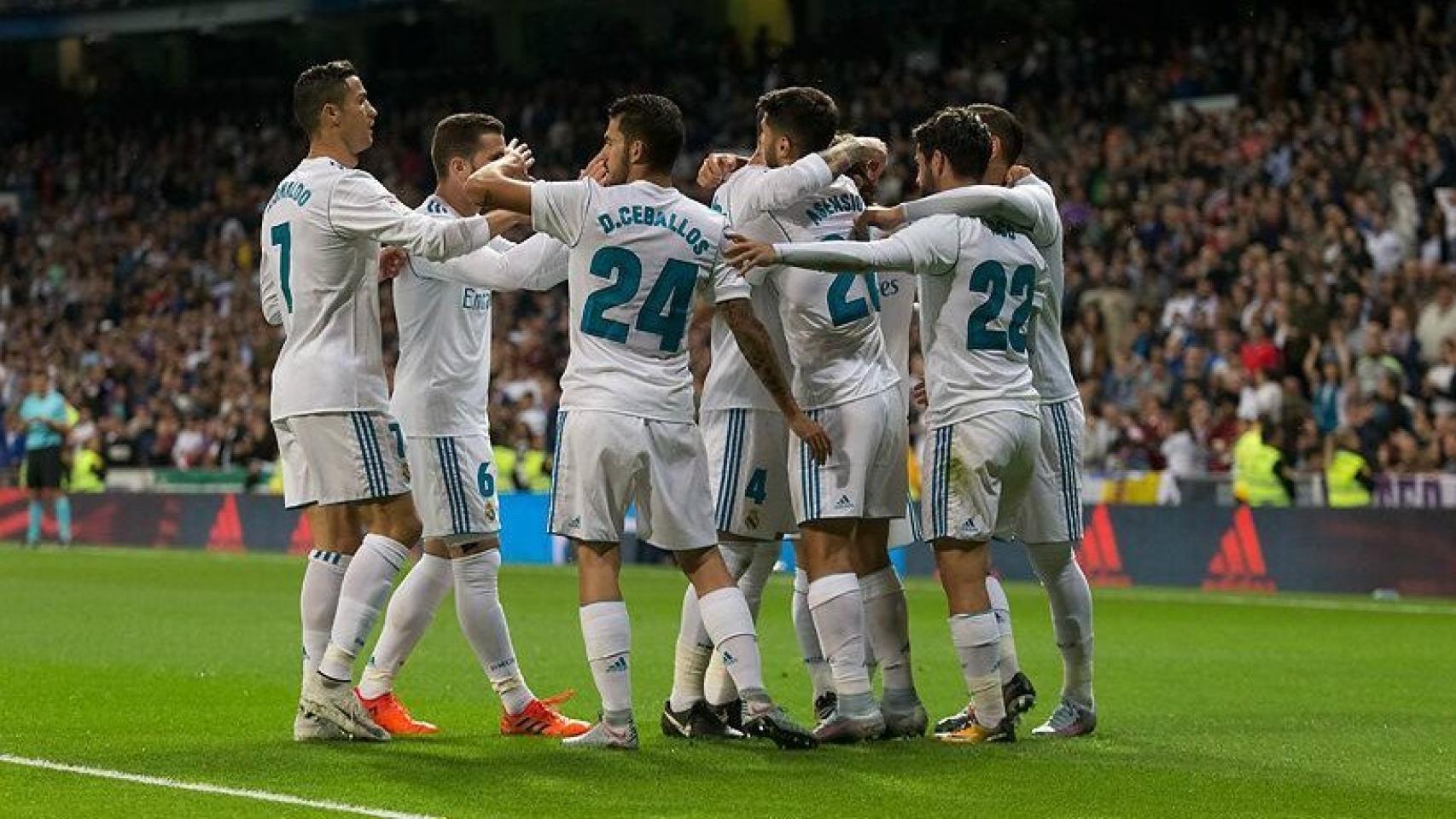 Los jugadores del Madrid felicitan a Asensio por su gol. Fotógrafo: Pedro Rodríguez / El Bernabéu