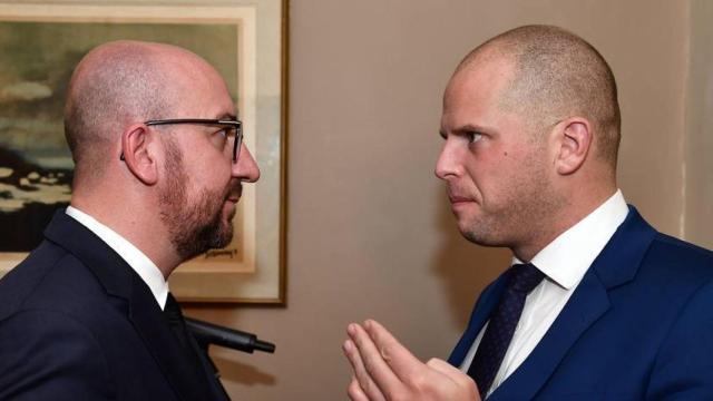 El primer ministro belga, Charles Michel, y su minsitro de Migración y Asilo, Theo Francken.
